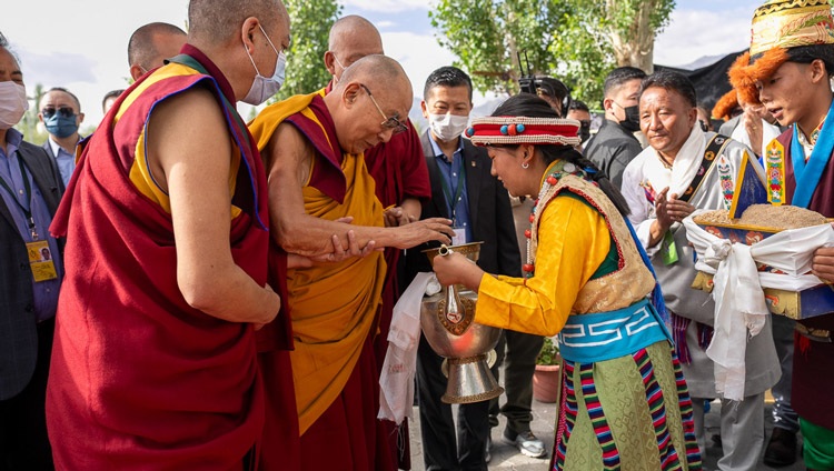 La Cina ordina di togliere le bandiere di preghiera tibetane in tutta la  regione del Tibet